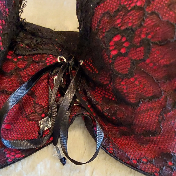 🌺 NWOT Frederick's Red/Black Lace Balconette Bra - Picture 2 of 9